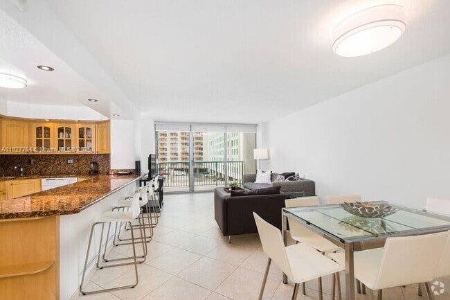 Building Photo - 2655 Collins Ave Unit 605 Rental