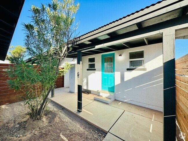 Building Photo - Renovated Studio with Front and Back Yard!... Rental