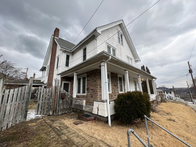 Building Photo - Beautiful 5 Bedroom 2.5 Bath Single Family... Rental