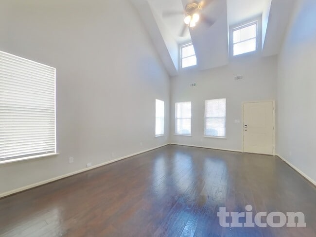 Photo - 1422 Collins Dr
