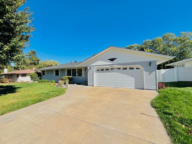 Building Photo - Sprawling 3bedroom 2bath Home in Roseville...