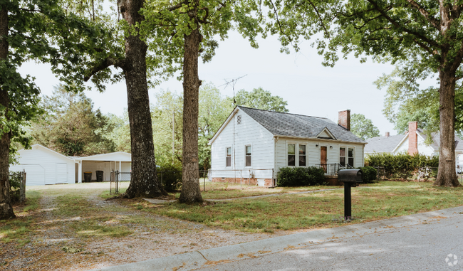 Building Photo - 2106 Englewood St Rental