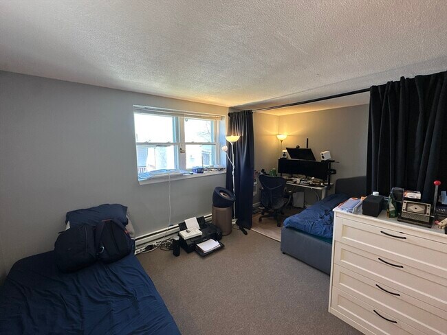 Building Photo - 720 Bennington St Unit 304