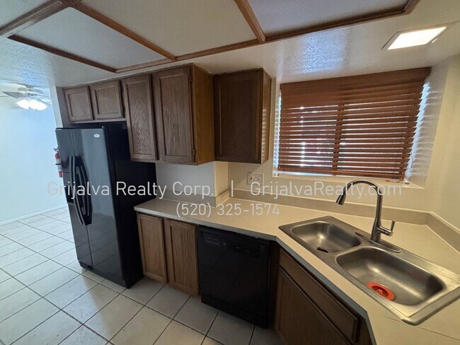 Photo - Beautiful Multi-story Townhouse near Tucson Racquet and Swim Club (Prince/Country Club)
