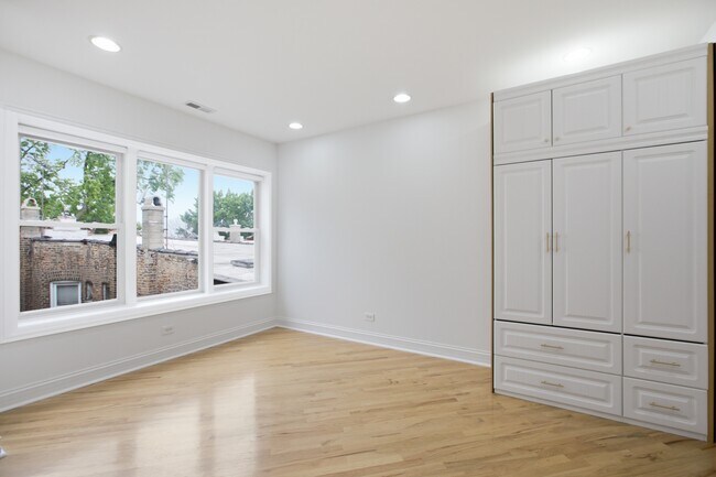 Building Photo - 2619 N Harding Ave Unit 3