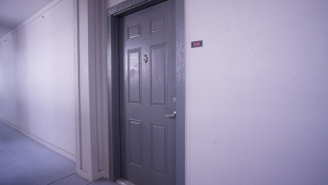 Building Photo - 1/1 in West Campus Unit 318