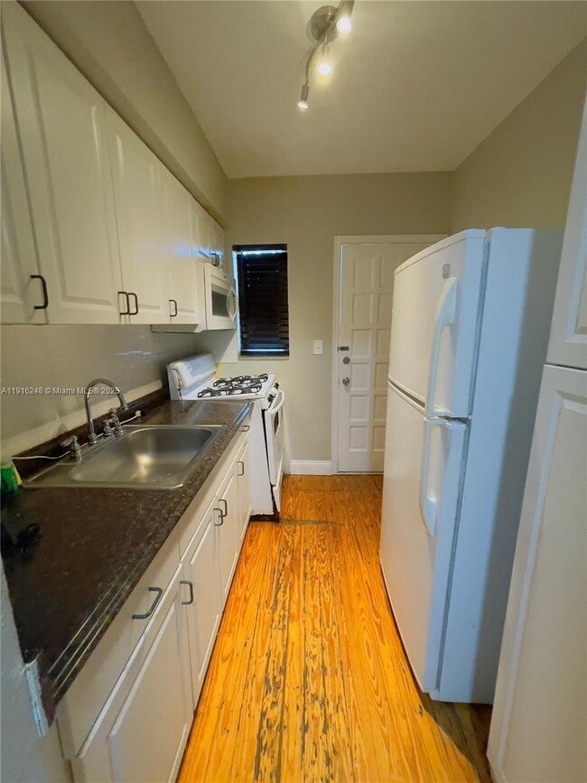 Photo - 7710 Harding Ave Unidad 412