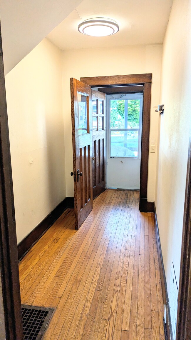 Private Entry - 308 S Broom St Unit 308