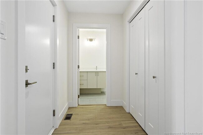 Porte donnant sur le garage, le placard et les toilettes - 204 Dickey Boul