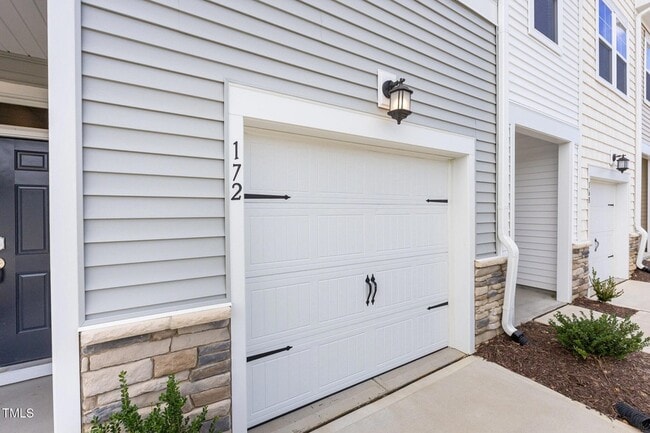 Photo - 172 Paramount Dr