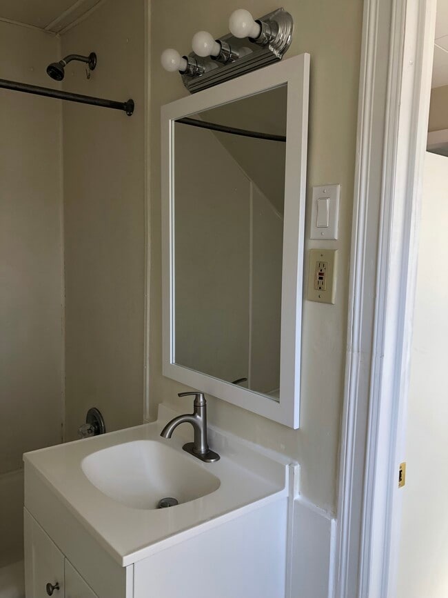 Building Photo - 5 Hempstead Ave Unit First floor Rental