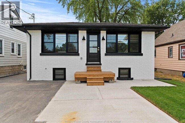 Photo - 557 Elinor St