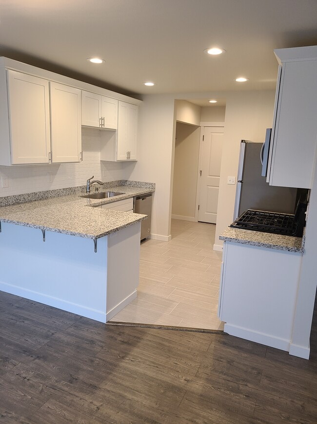 Kitchen w/eating space - 146 168th St E Unit 144