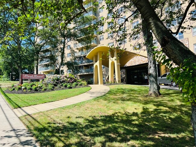 Building Photo - 2600 Park Ave Unit 6H