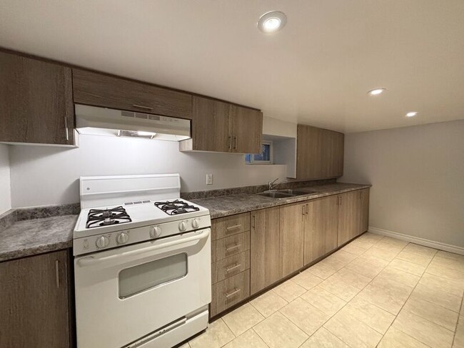 Building Photo - 57 Burris St Unit 3