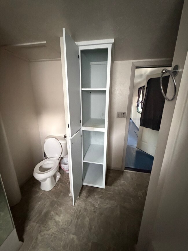 Building Photo - 1120 W Gold St