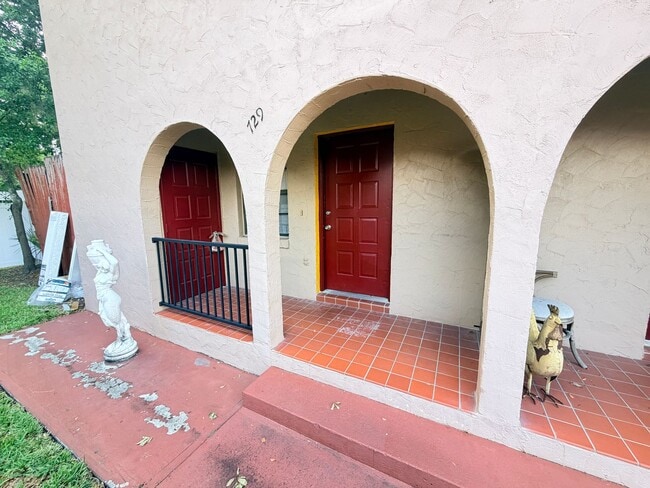 Building Photo - Updated 2-Bedroom Apartment | Prime Lakeland Location | Near Downtown & Hospitals Unit 729