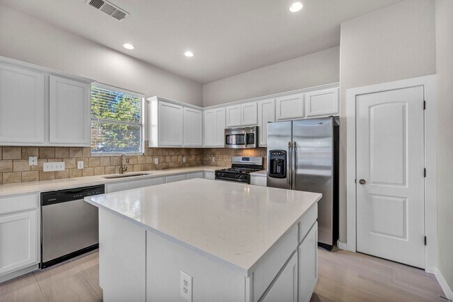 Gorgeous 3 bed 2 Bath detached condo in tr... - Gorgeous 3 bed 2 Bath detached condo in tr...