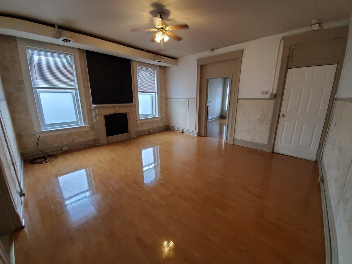 Living room - 2015 Bryan Ave Unit A