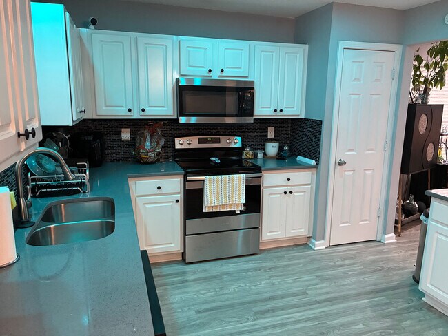 Photo - Room in House on Browns Mill Trail