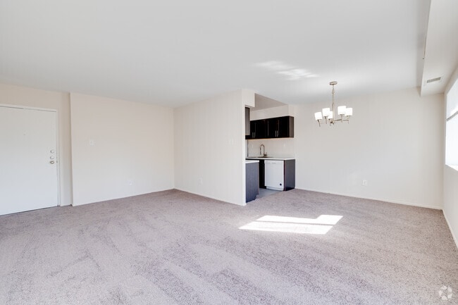 1BR, 1BA - 730SF - Living Room/Dining Room