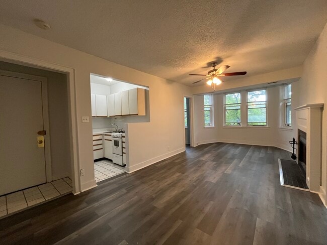 Photo - 3727 N Pine Grove Ave Unit 400