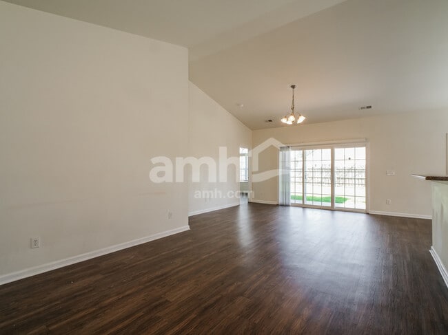 Photo - 1408 Parkland Way