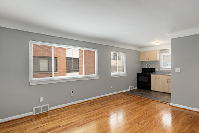 ¡DISPONIBLE HOY! Plano de planta abierta. Vista desde la puerta (Esta imagen corresponde al último apartamento disponible). - 118-120 N Center St-Walk to Everything V-Tour Apartamentos