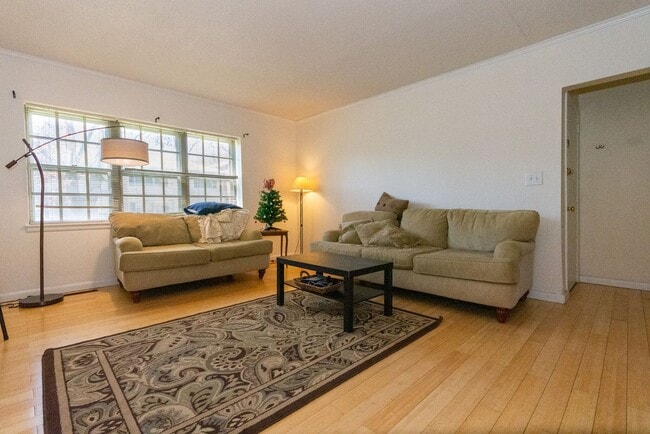 Photo - Brighton 3 Bed – Heat & Hot Water Included – 2 Parking Spots – No Fee