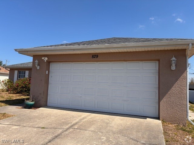 Building Photo - 829 NE 10th Ln Rental