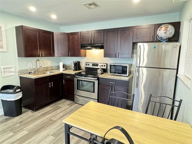 Photo - 236 SE 9th Ave Unidad 1A