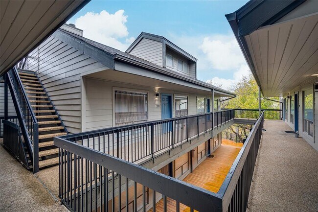 Photo - 908 Poplar St Unit 208