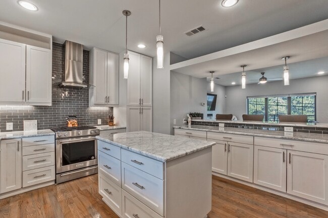 Stylish 2BR/2.5BA Townhome in Prime East Dallas – Attached Garage, Unbeatable Location