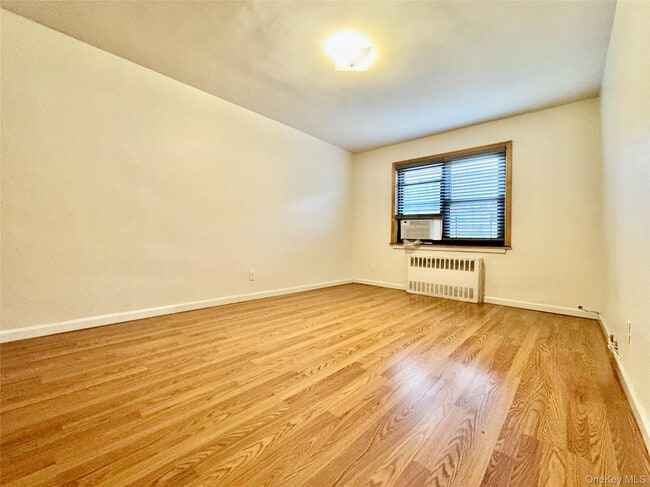 Photo - 25-40-40 77th St