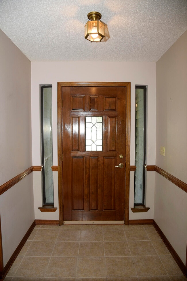 Photo - 1129 Troon Dr E