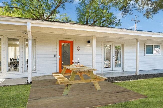 Building Photo - 5534 Loch Lomond Dr