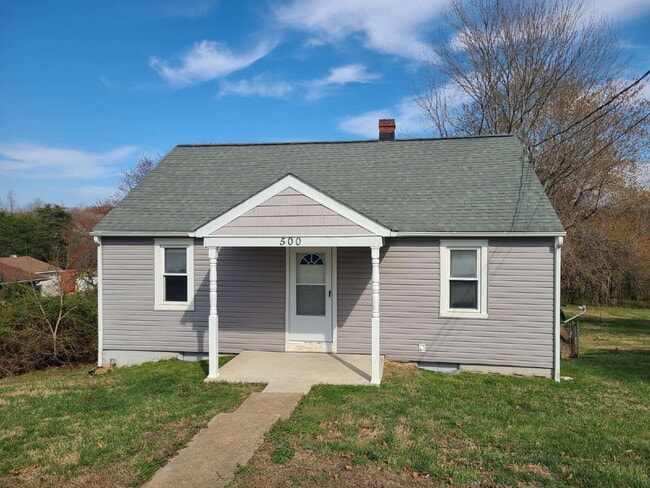 Building Photo - Charming home with wonderful yard!