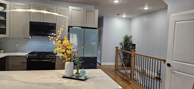 Building Photo - 251 Manhattan Ave Unit 1