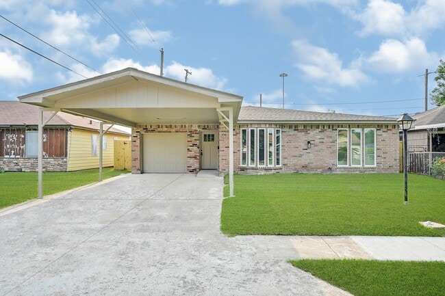 Building Photo - 1304 Sage Dr