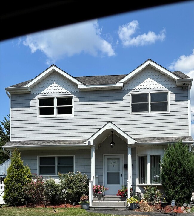 Building Photo - 679 Montauk Hwy Rental