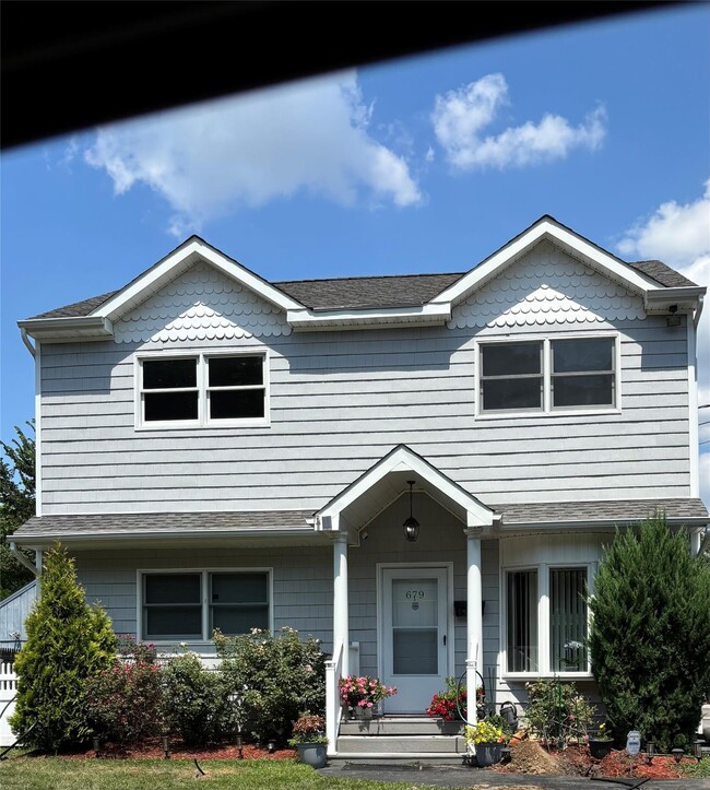 Building Photo - 679 Montauk Hwy Rental