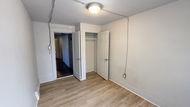 Photo - 2-4587 Mallette Crescent Unit 2 - 4585