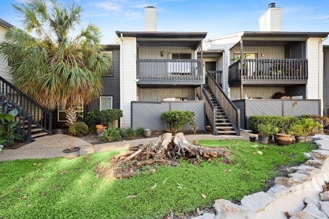 Building Photo - Richmond/Amanda west of Fondren, Classic, beautifully maintained, 2nd floor condominium offers 2 ...