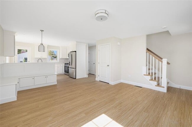 Photo - 237-237 Pequot Ave