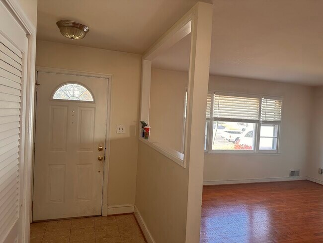 Entrance - 5233 Queensberry Ave