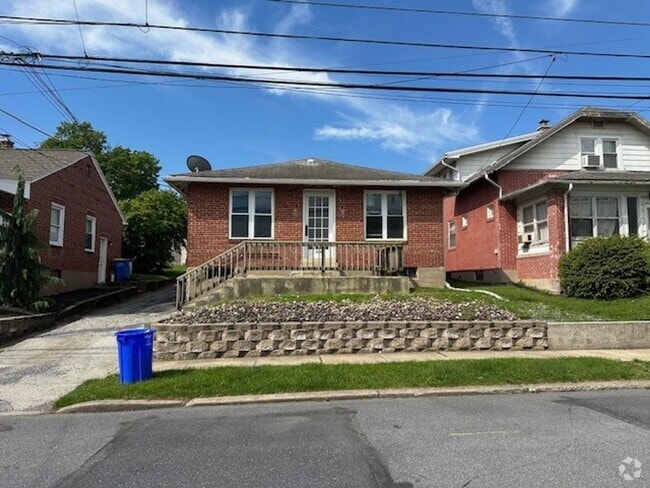 Building Photo - 104 S 16th St Unit B Rental