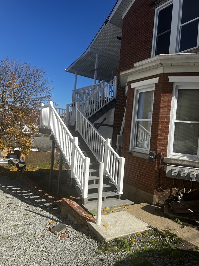 external access to 2nd floor - 435 Westminster Ave Unit B