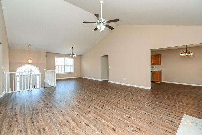 Photo - 214 Oakleigh Ln