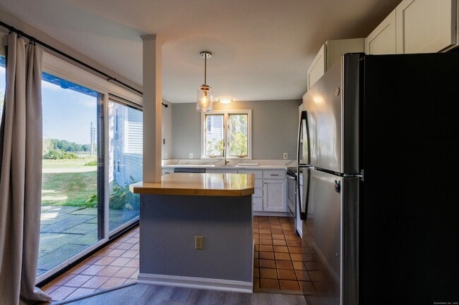 Building Photo - 20 River Colony Rental