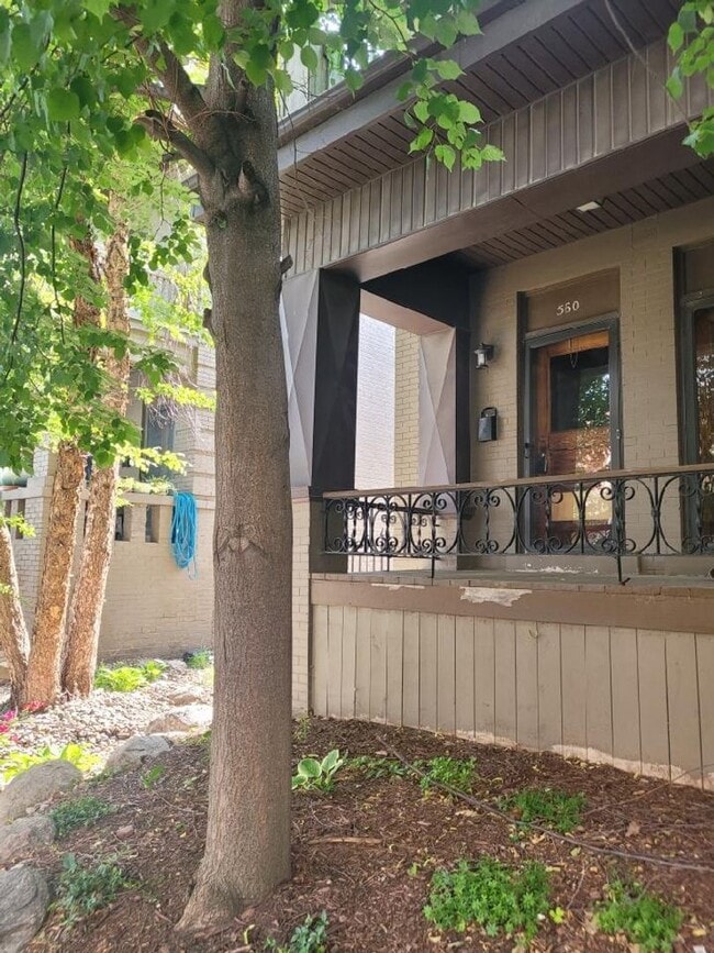 Building Photo - Beautiful 2 Bedroom Townhouse!